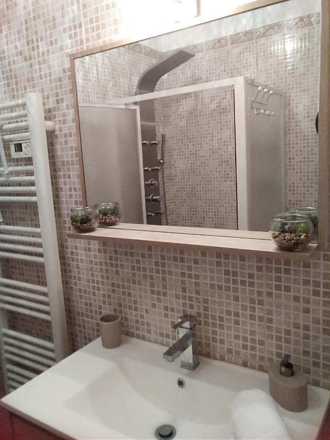 Le Petit Patio Bed & Breakfast Aigues-Mortes Bagian luar foto