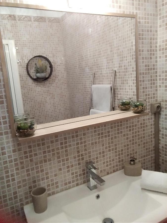 Le Petit Patio Bed & Breakfast Aigues-Mortes Bagian luar foto